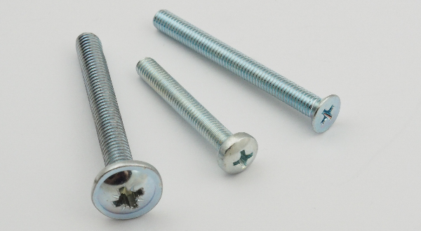 Wkręty do mocowania w metalu, a wkręty do mocowania w drewnie i płytach wiórowych — jakie są różnice?